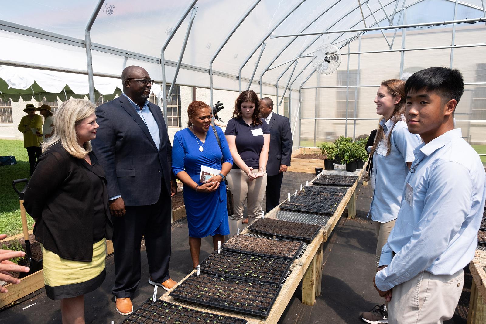 Joe Hampton with Murphy students in green house