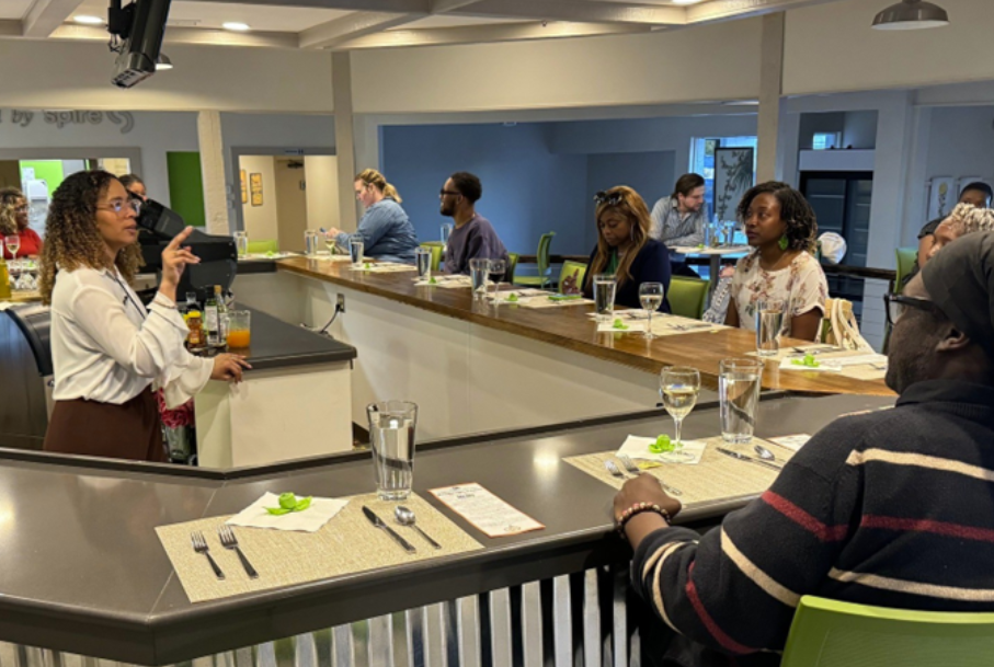 Image of continental kitchen guests at the restaurant
