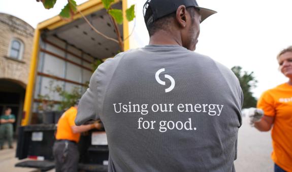Image of Spire employee volunteering. His shirt says "Using our energy for good"