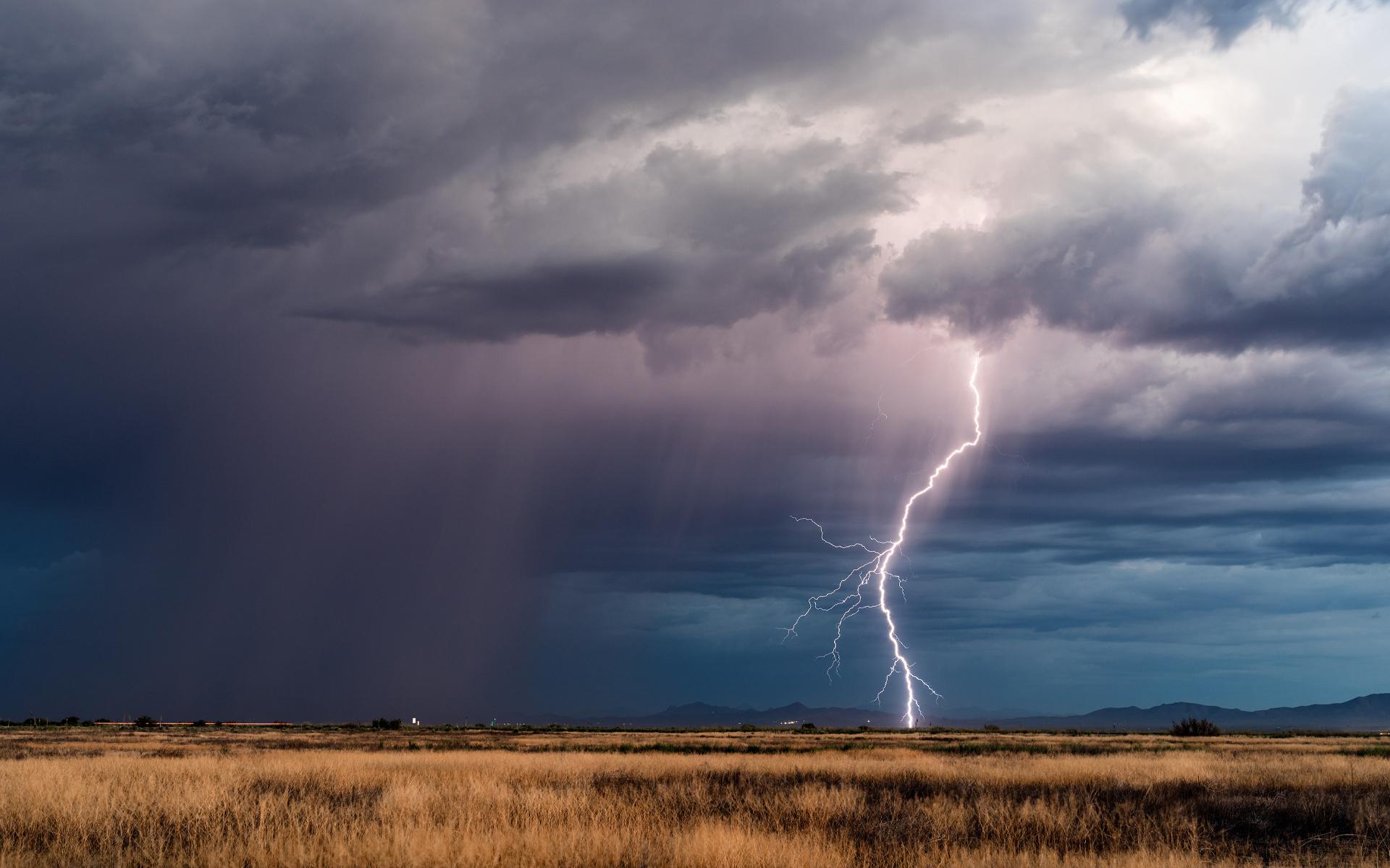 Image of lightning bolt in a stormy sky